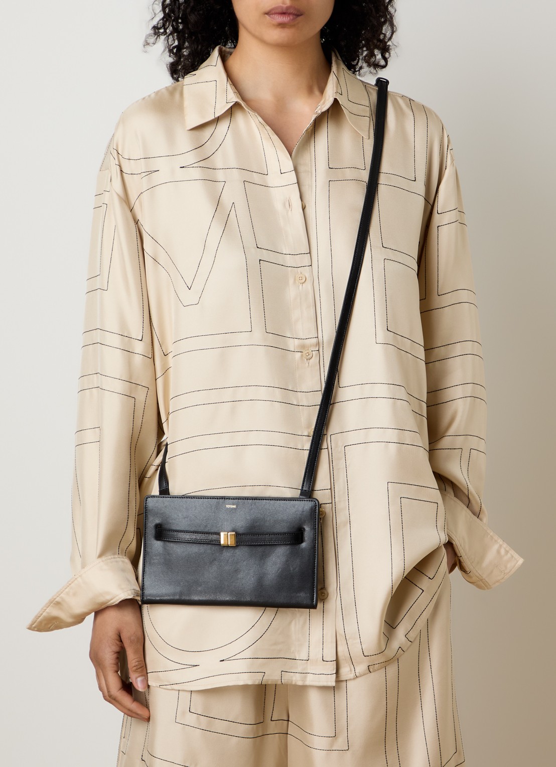 TOTEME Crossbody tas van kalfsleer en logo - voorkant 2 zwart