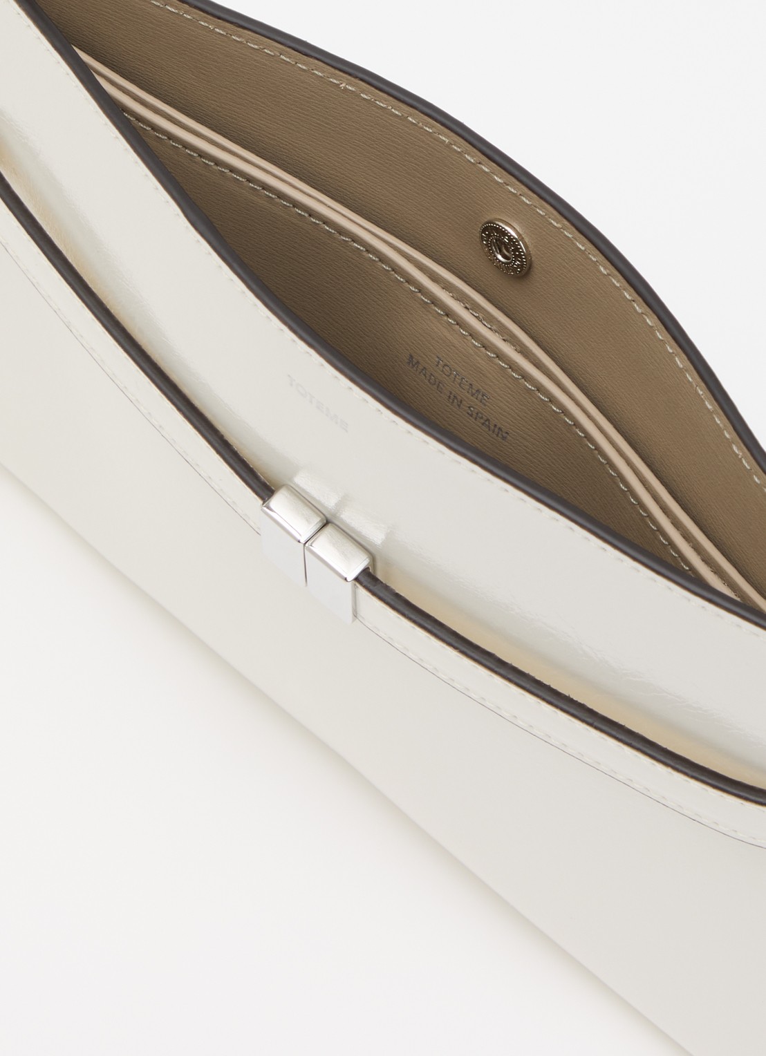 TOTEME Crossbody tas van kalfsleer en logo - detail gebroken wit