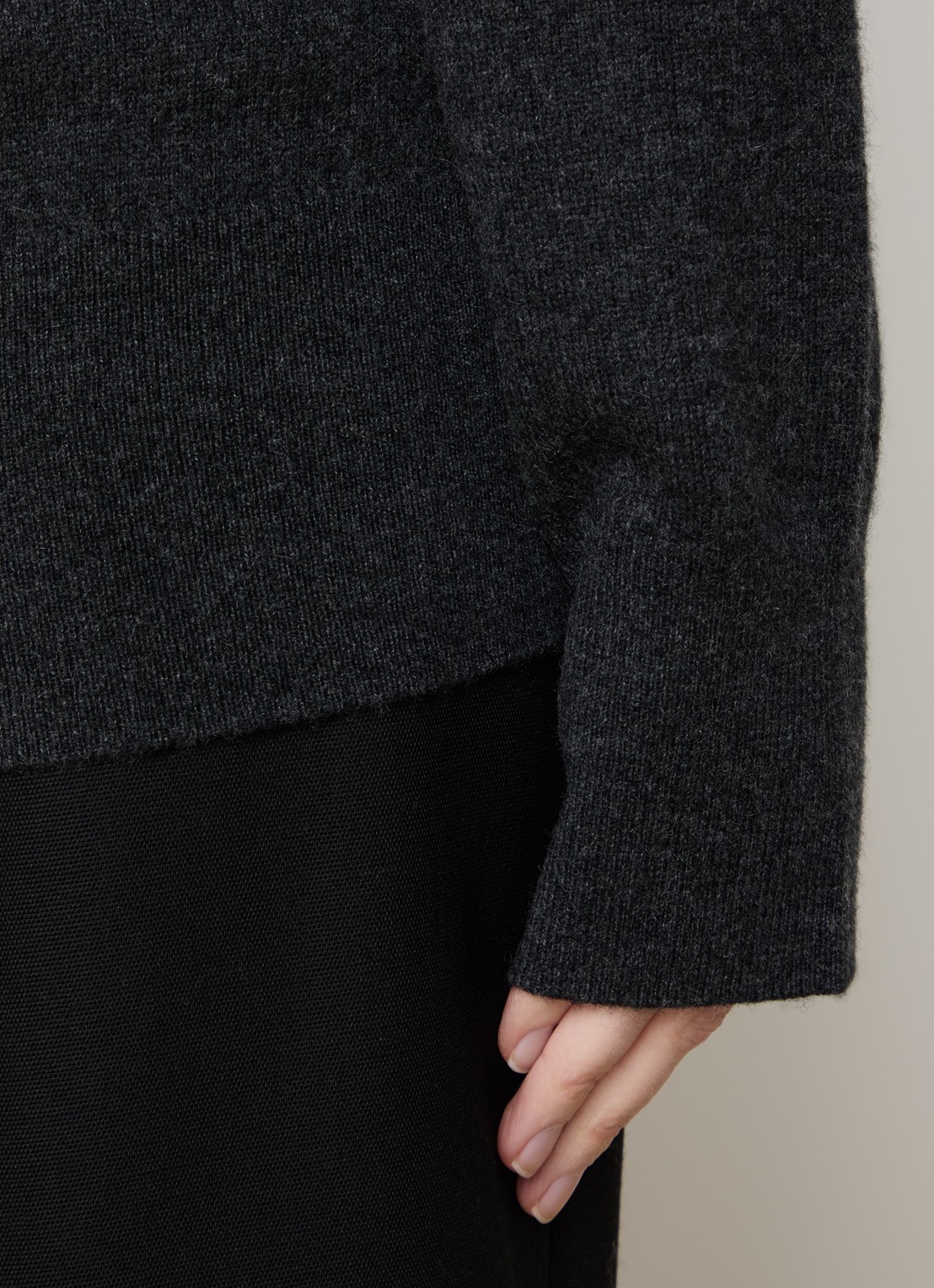 TOTEME Fijngebreide pullover van kasjmier met V-hals - detail 5 antraciet