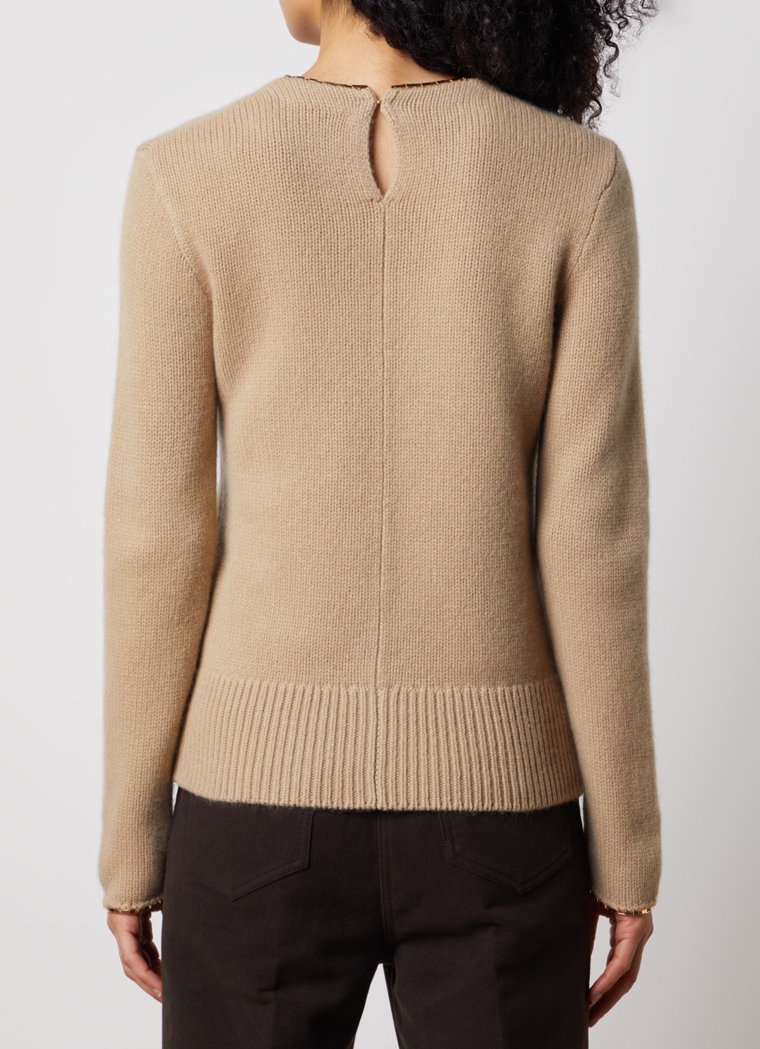 TOTEME Fijngebreide trui in kasjmierblend met kettingdetail - achterkant 3 beige