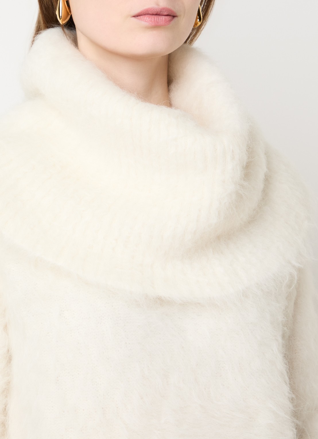TOTEME Grofgebreide trui in alpaca wolblend met opstaande kraag - detail 3 wit