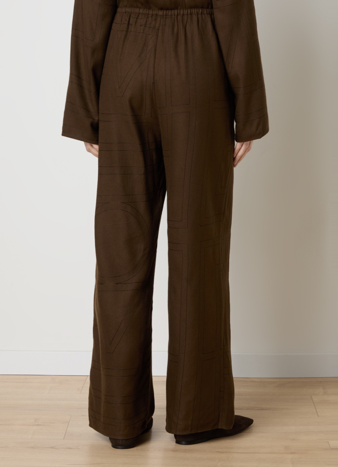 TOTEME High waist loose fit pantalon met logoborduring - achterkant 3 donkerbruin