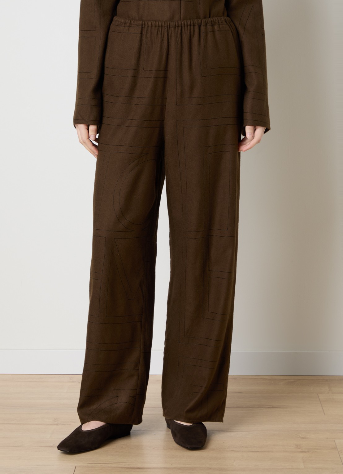 TOTEME High waist loose fit pantalon met logoborduring - detail 4 donkerbruin