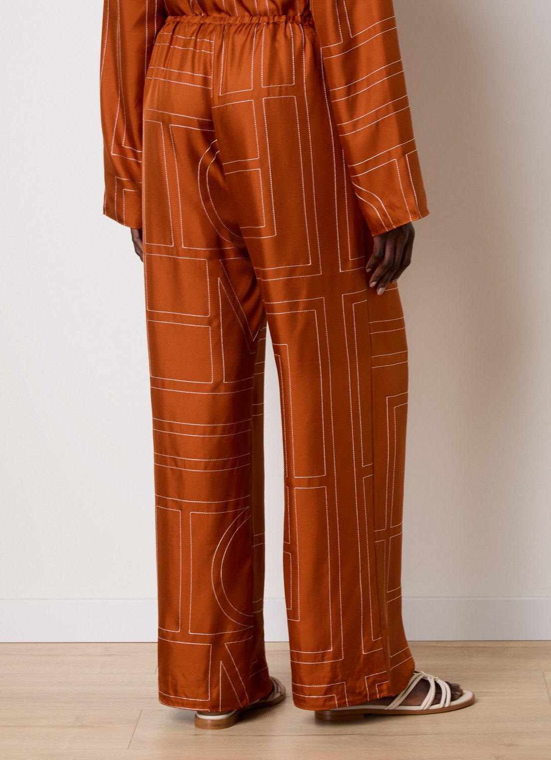 TOTEME High waist loose fit pantalon van zijde met logoborduring - achterkant 3 oranjebruin