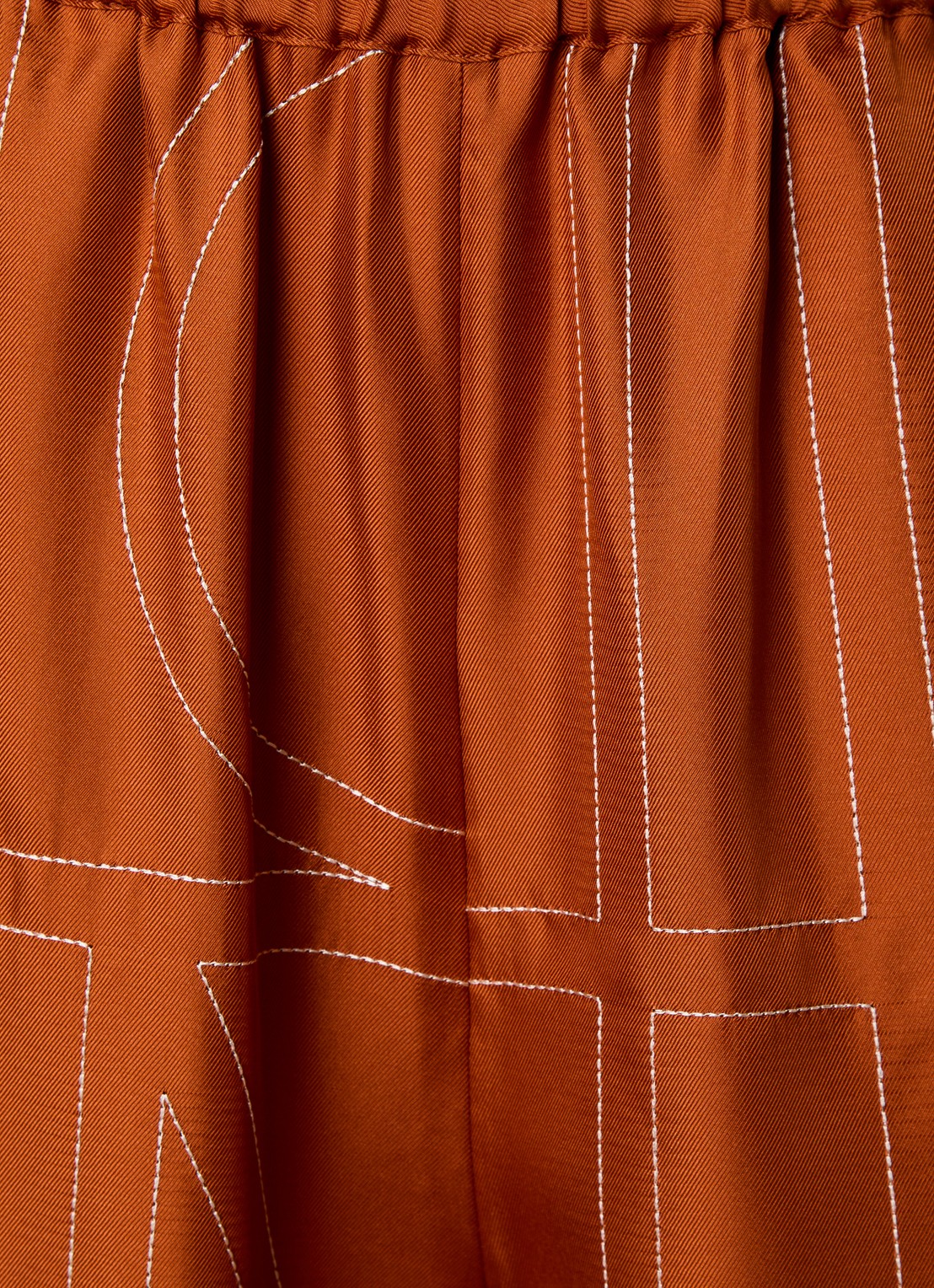 TOTEME High waist loose fit pantalon van zijde met logoborduring - detail 5 oranjebruin
