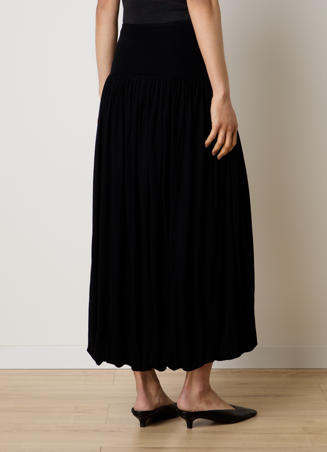 TOTEME High waist midi rok met plooien - achterkant zwart