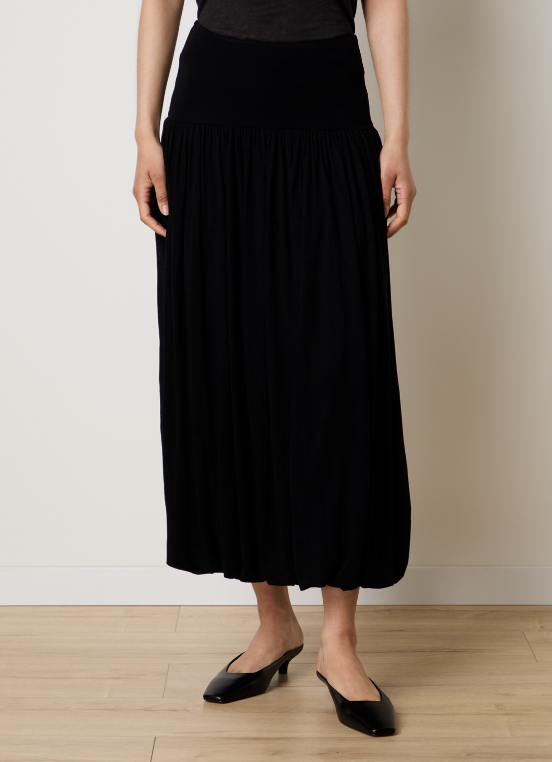 TOTEME High waist midi rok met plooien - detail 4 zwart