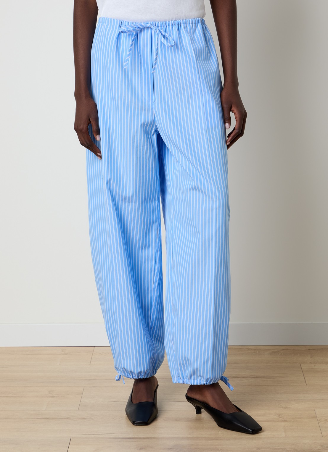 TOTEME High waist tapered fit broek met streepprint en gestrikt detail - detail 3 lichtblauw