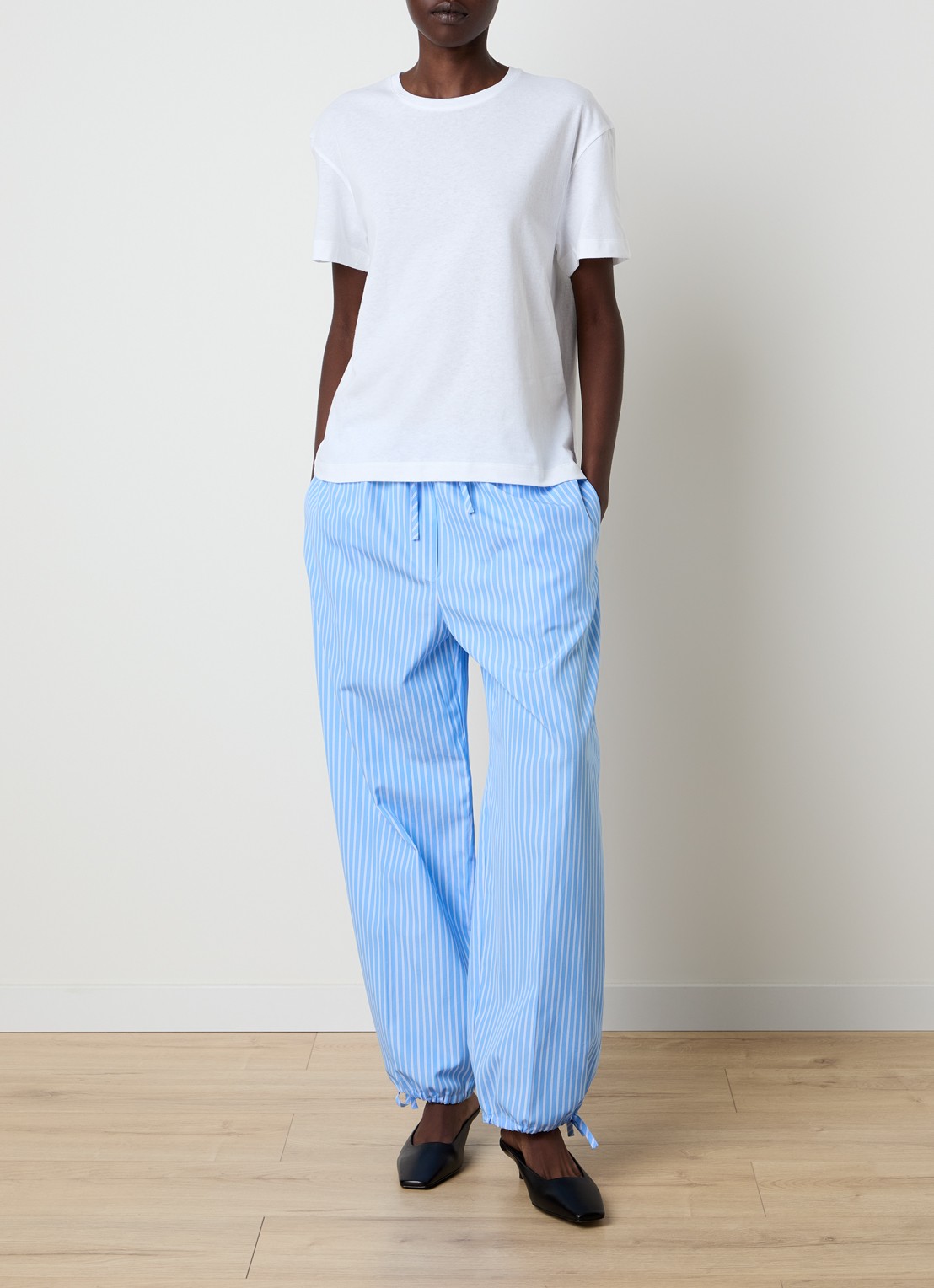 TOTEME High waist tapered fit broek met streepprint en gestrikt detail - voorkant 2 lichtblauw