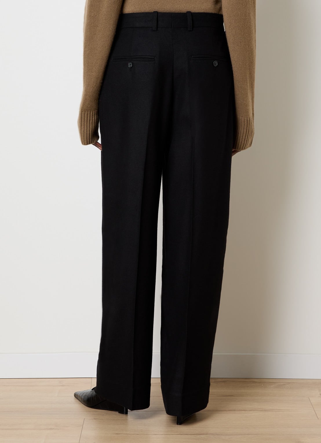 TOTEME High waist wide fit pantalon van wol met steekzakken - achterkant 3 zwart