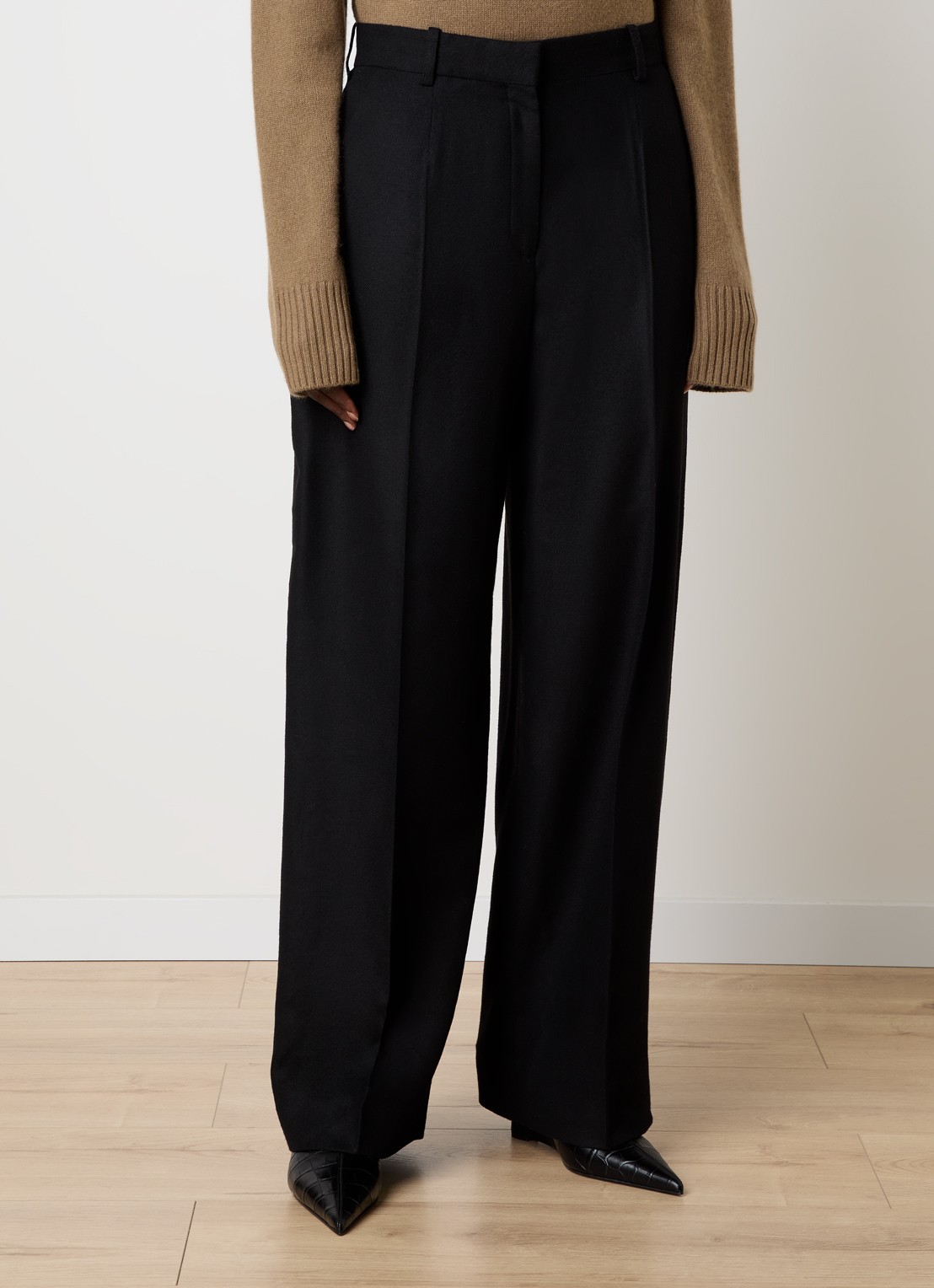 TOTEME High waist wide fit pantalon van wol met steekzakken - detail 4 zwart
