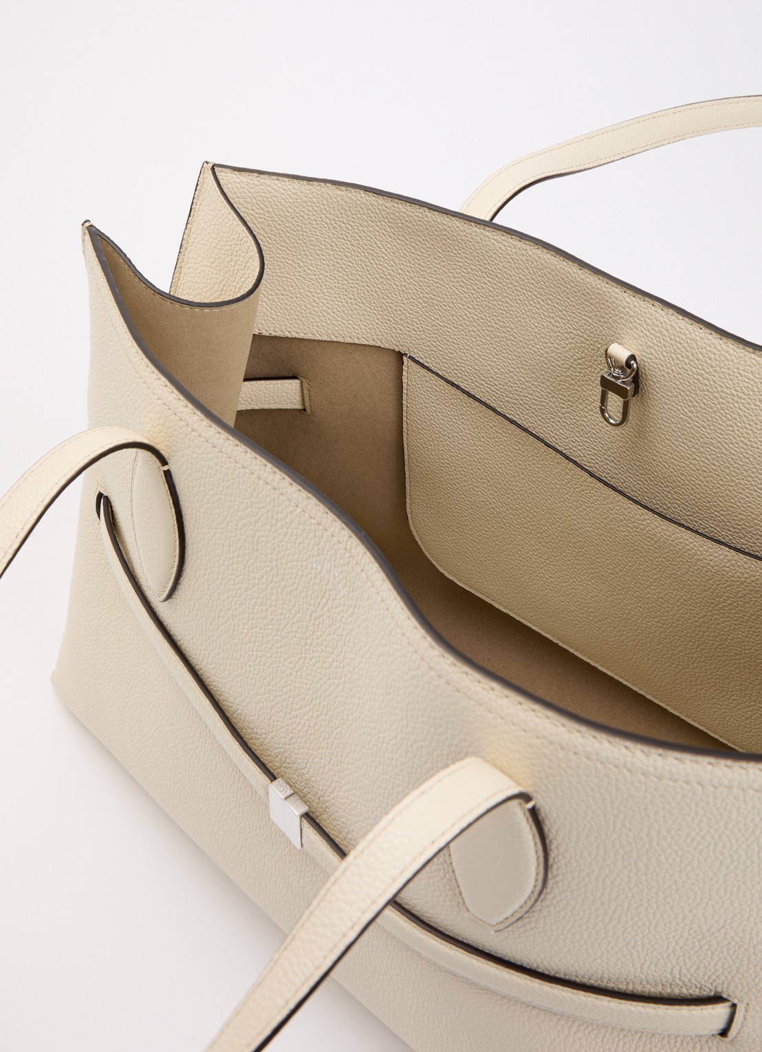 TOTEME Lounge schoudertas van leer - detail 2 creme