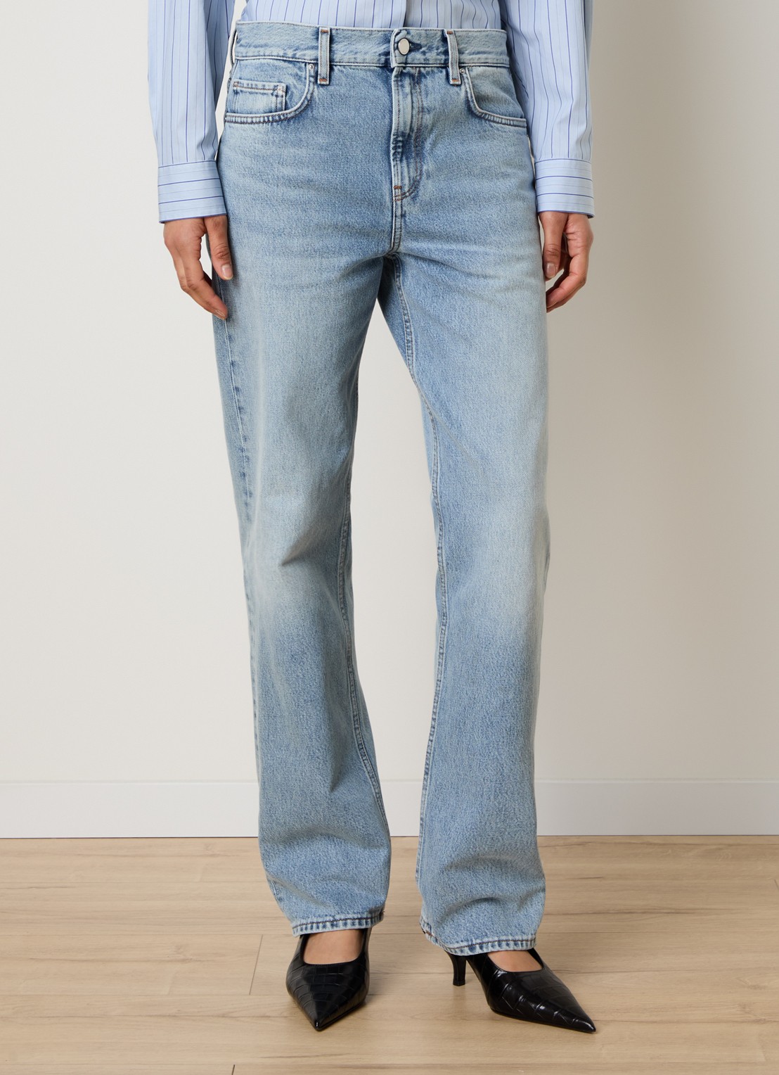 TOTEME Low waist straight leg jeans met lichte wassing - detail 2 indigo
