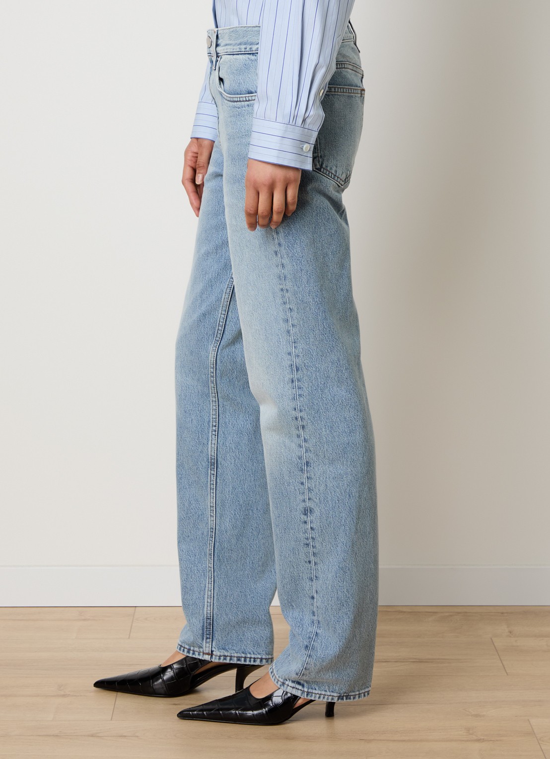 TOTEME Low waist straight leg jeans met lichte wassing - detail 3 indigo