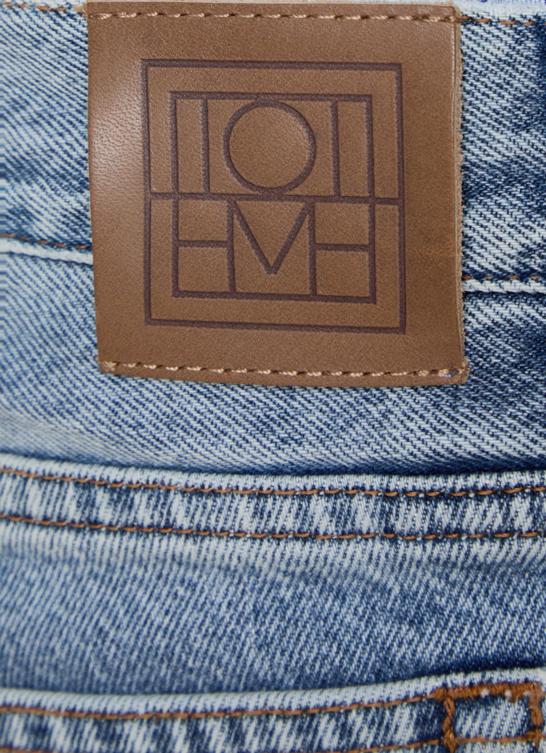 TOTEME Low waist straight leg jeans met lichte wassing - detail 4 indigo