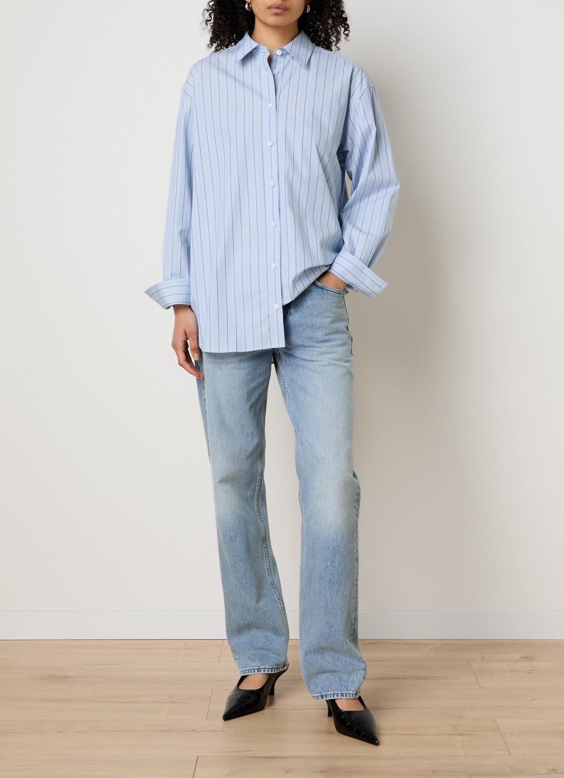 TOTEME Low waist straight leg jeans met lichte wassing - voorkant 6 indigo