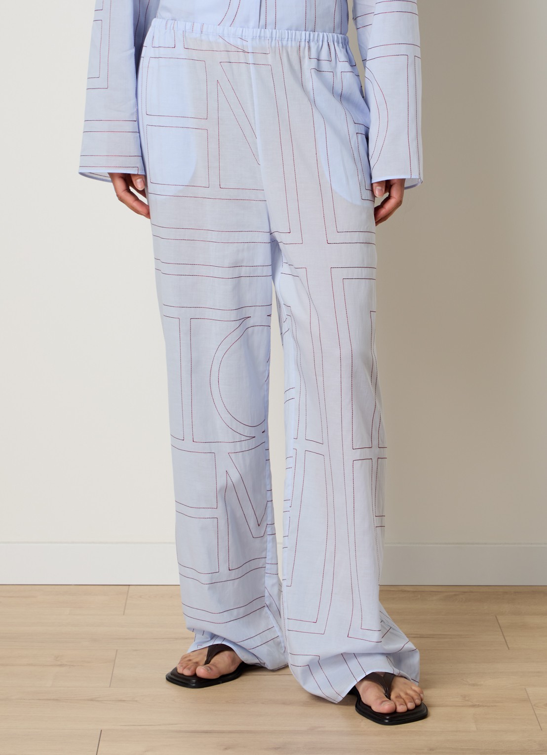 TOTEME Low waist wide fit broek met logoborduring - detail 4 lichtblauw