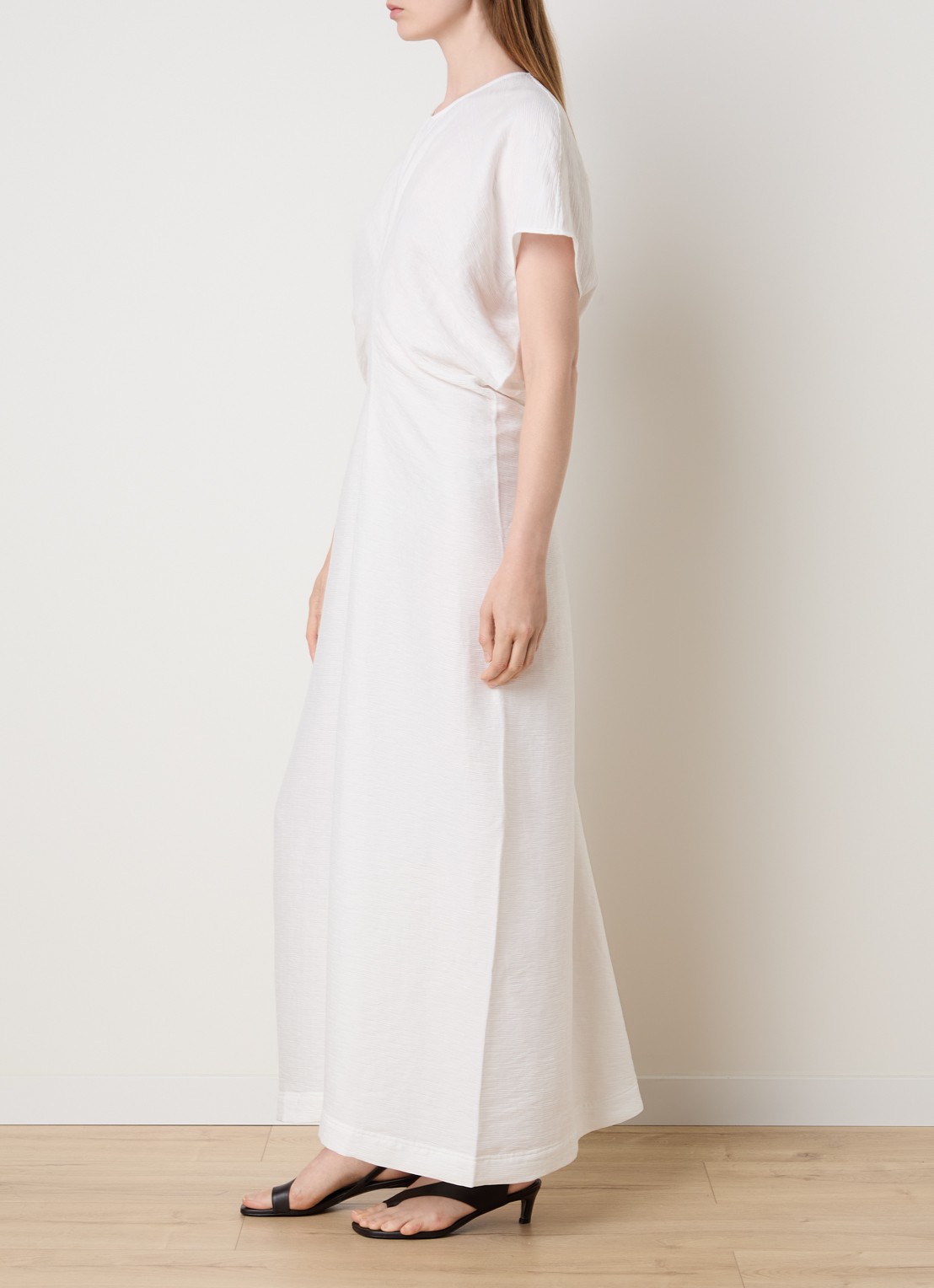 TOTEME Maxi jurk met structuur en gedrapeerd detail - voorkant 3 gebroken wit