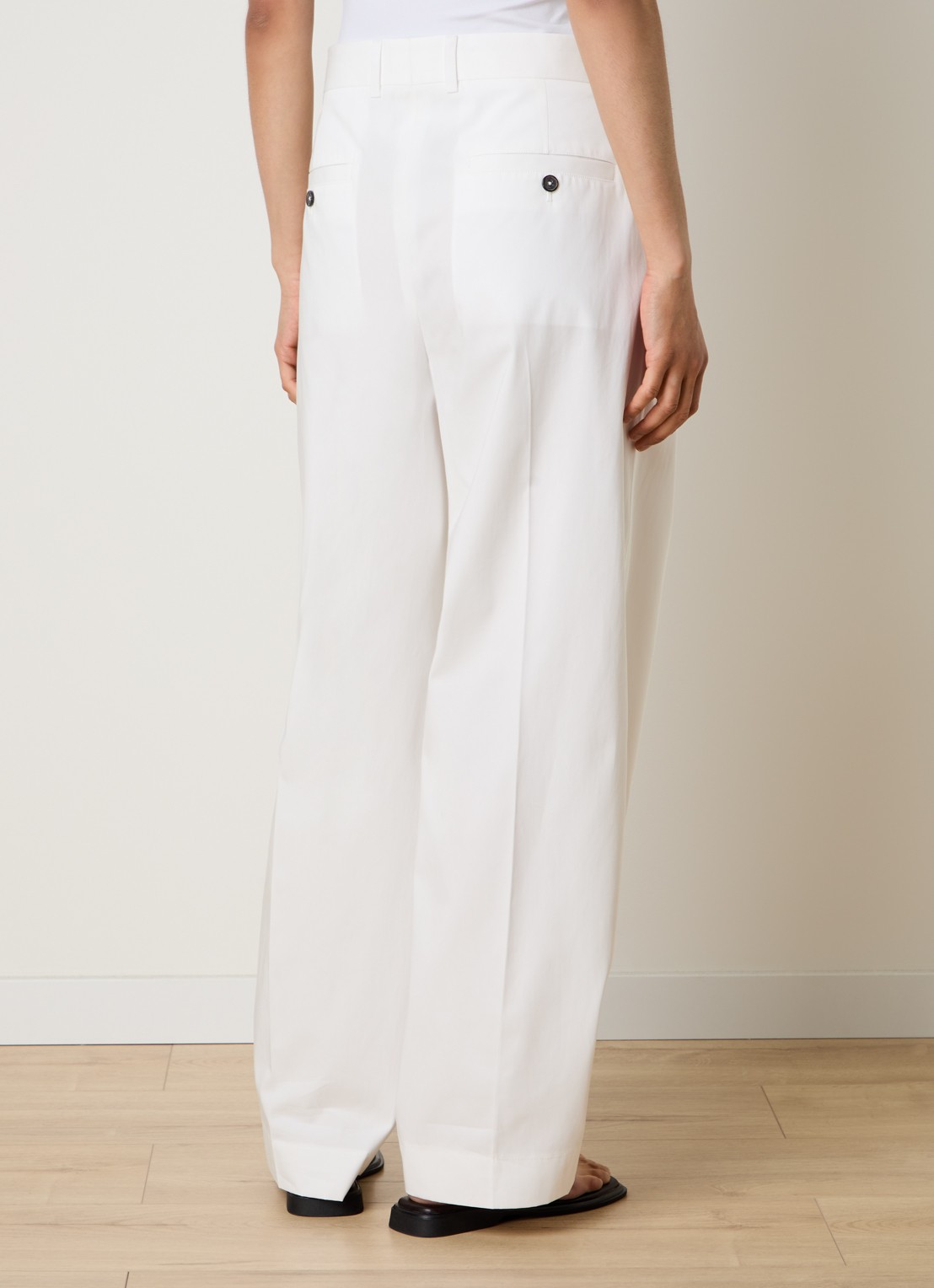 TOTEME Mid waist loose fit pantalon met plooi en steekzakken - achterkant wit
