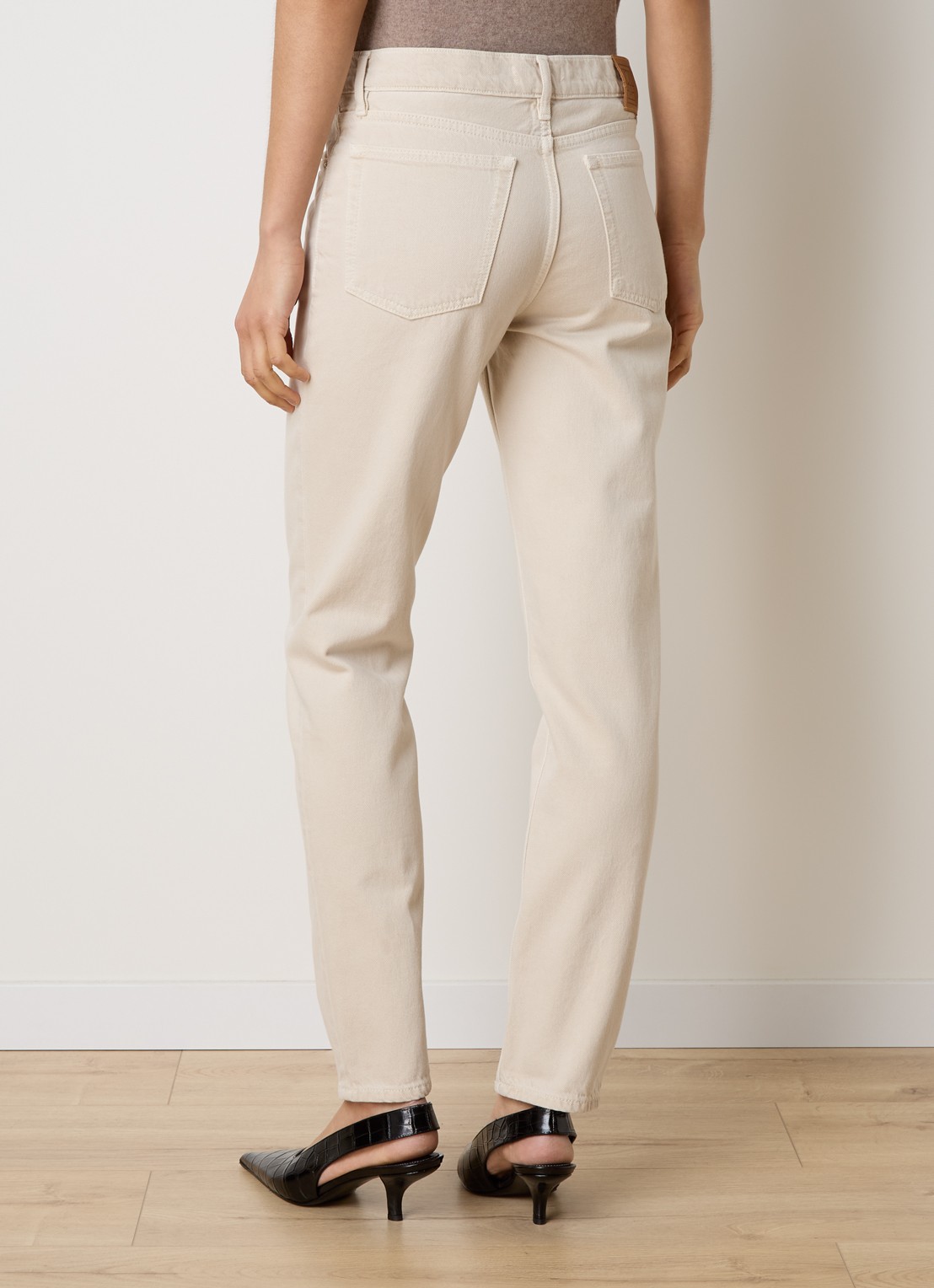 TOTEME Mid waist slim fit jeans van  katoen - achterkant creme