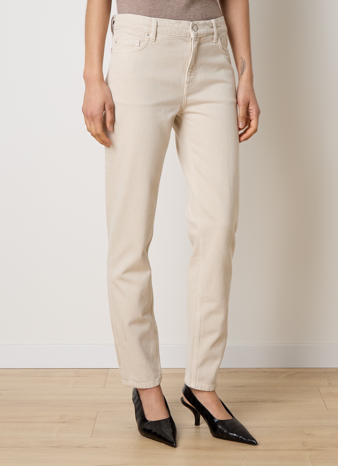 TOTEME Mid waist slim fit jeans van  katoen - detail 2 creme