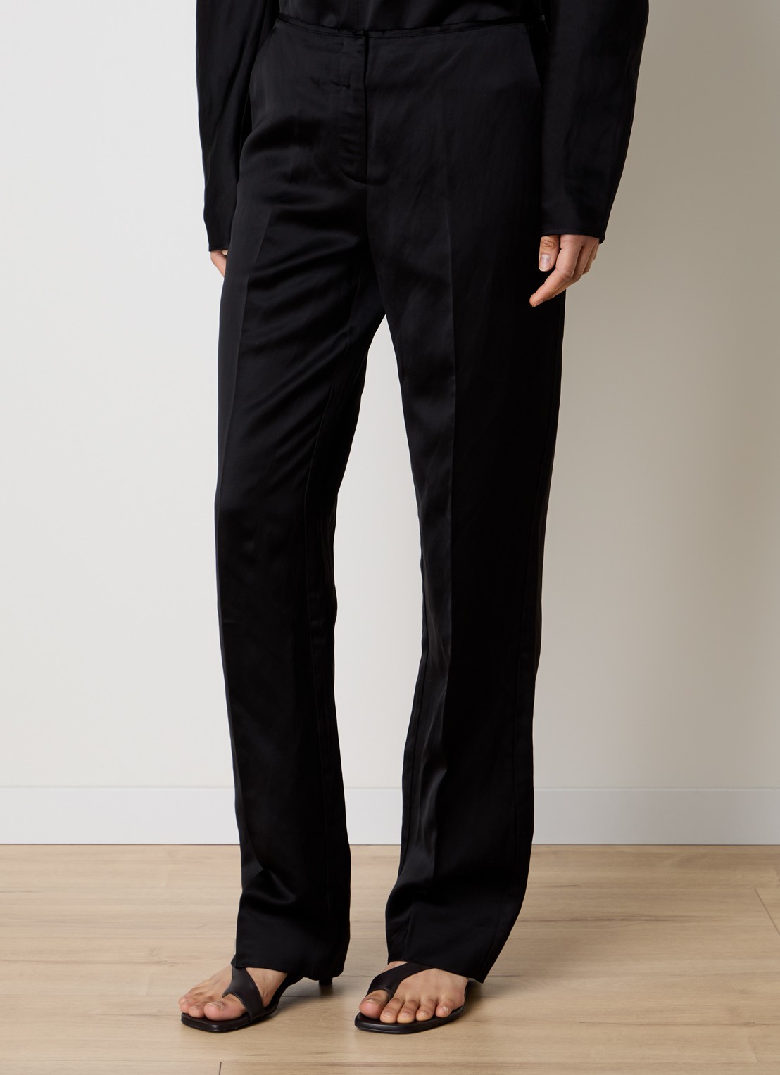 TOTEME Mid waist straight fit pantalon in linnenblend - detail zwart