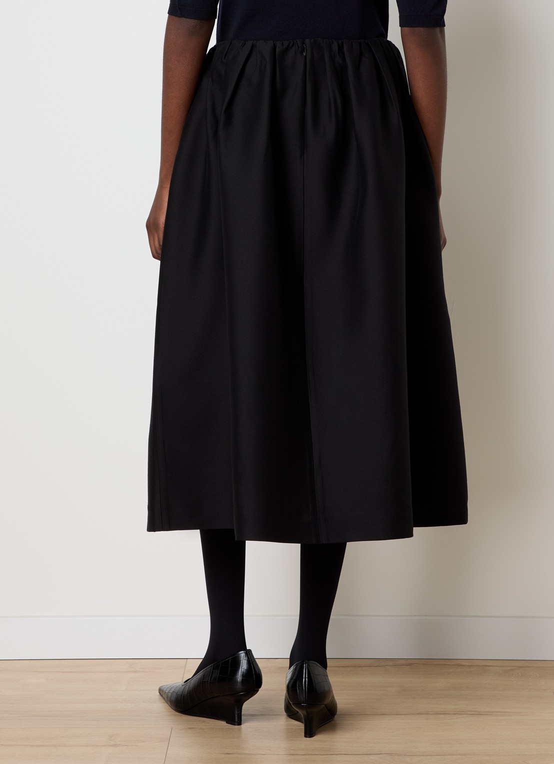 TOTEME Midi rok in zijdeblend met steekzakken - achterkant zwart