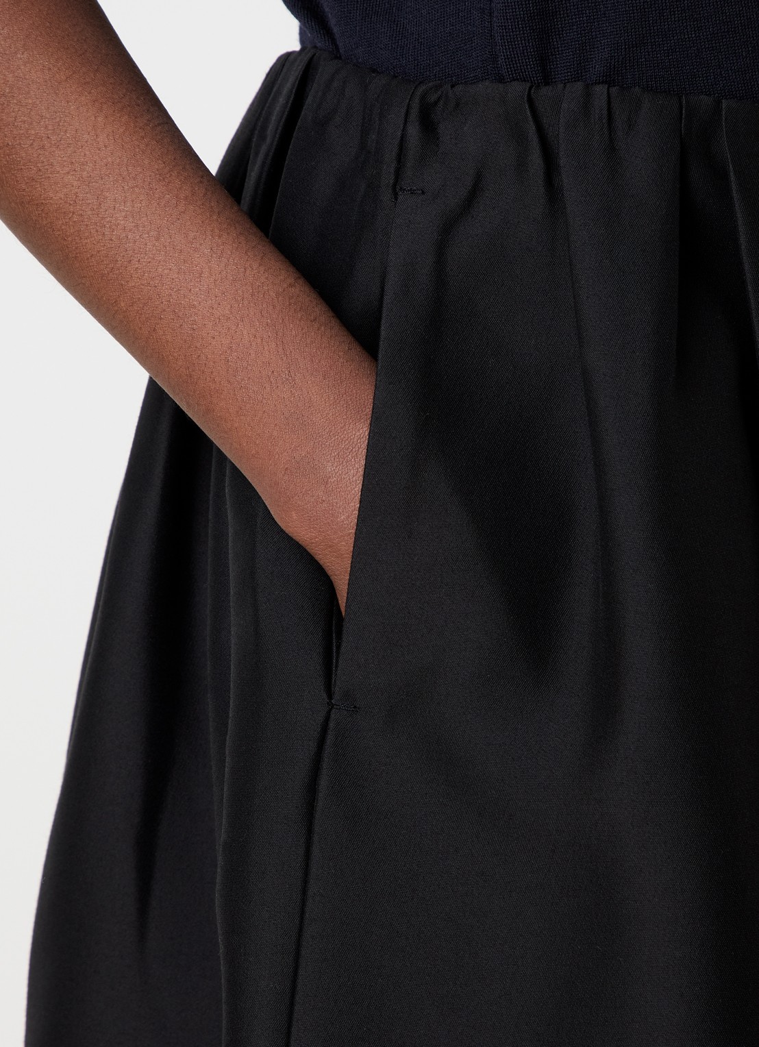 TOTEME Midi rok in zijdeblend met steekzakken - detail 5 zwart