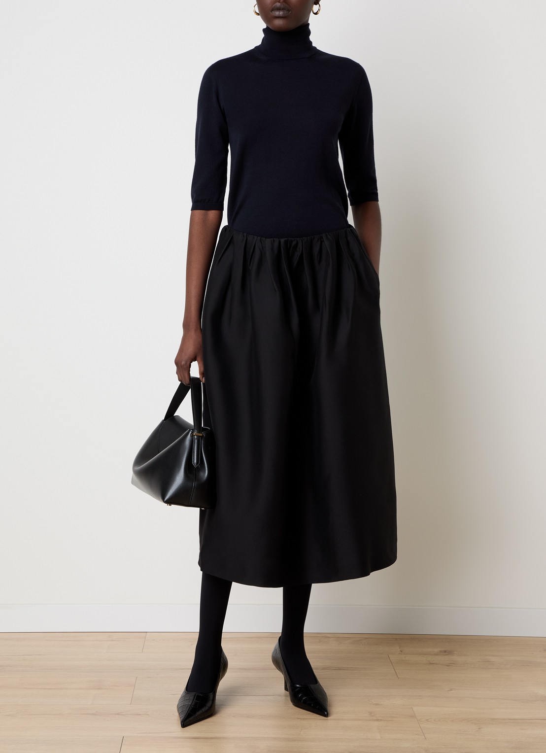 TOTEME Midi rok in zijdeblend met steekzakken - voorkant 3 zwart