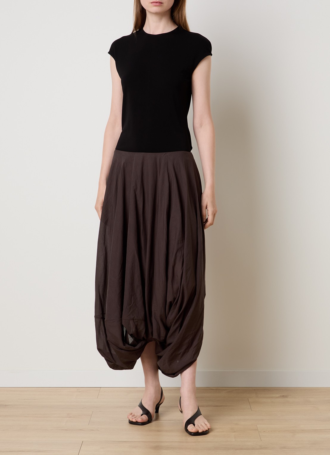 TOTEME Midi rok met gedrapeerd detail - voorkant 4 bruin