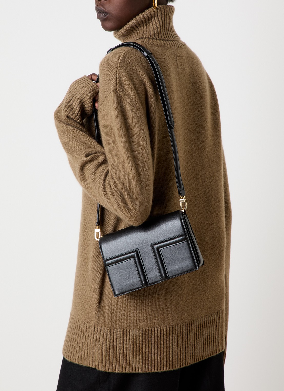 TOTEME Mini T-flap handtas van leer - voorkant 6 zwart