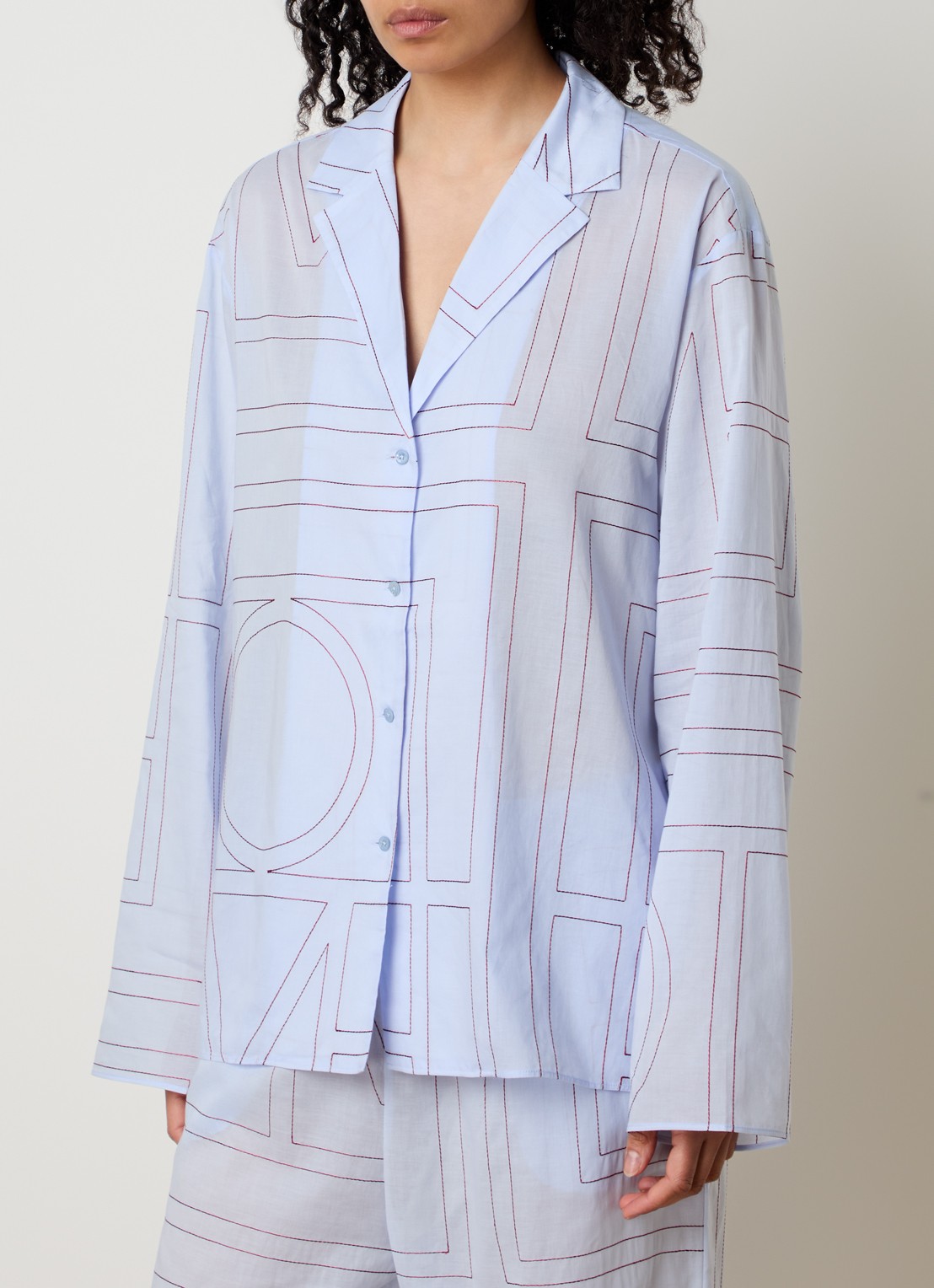 TOTEME Monogram blouse met logoborduring - detail 4 lichtblauw