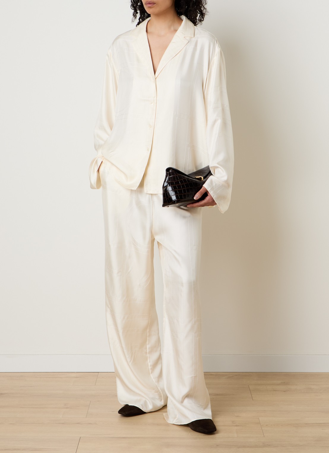 TOTEME Monogram low waist wide fit broek van zijde met logoborduring - voorkant 2 gebroken wit