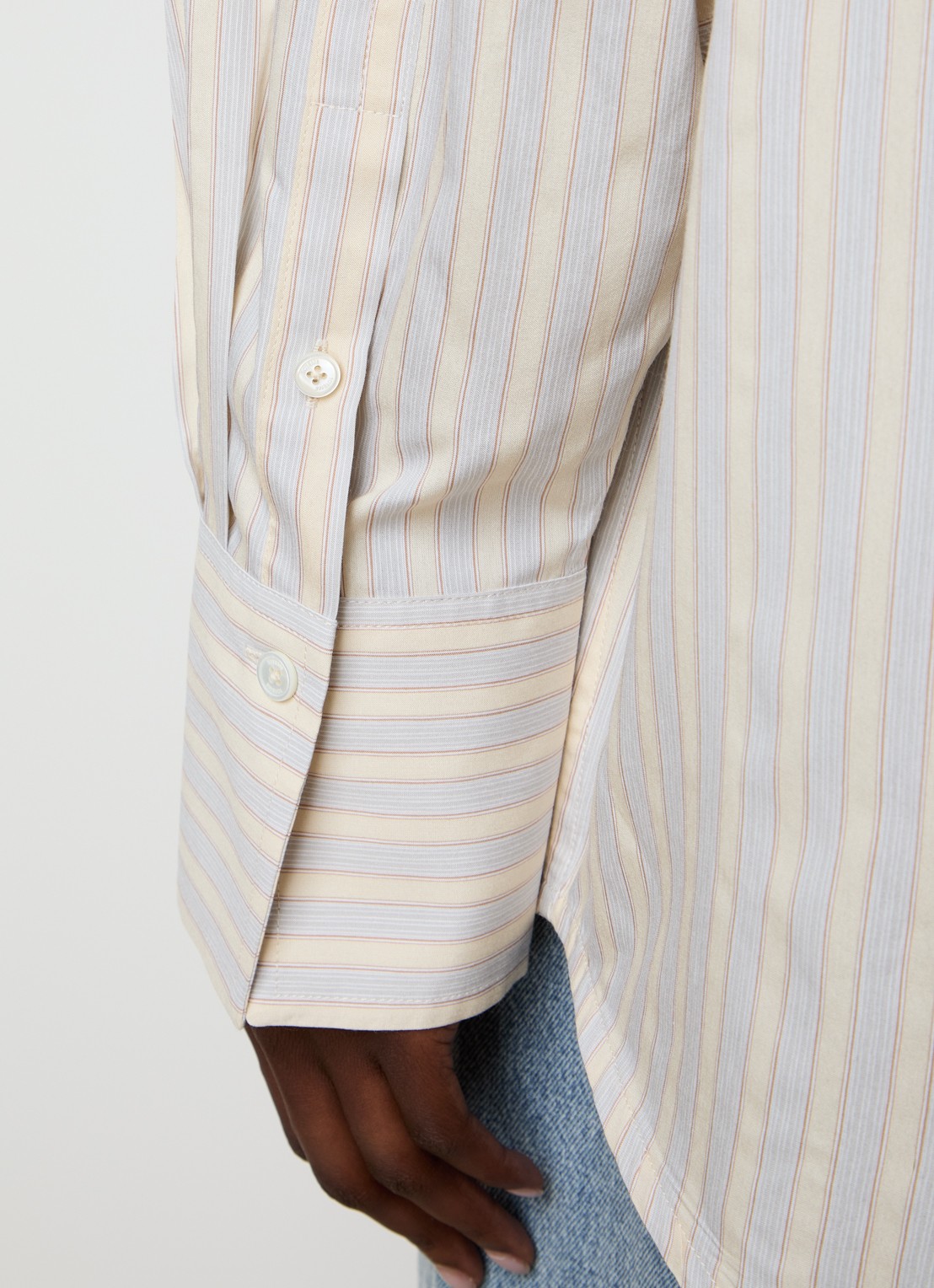 TOTEME Oversized blouse in zijdeblend met streepprint - detail 3 lichtgeel