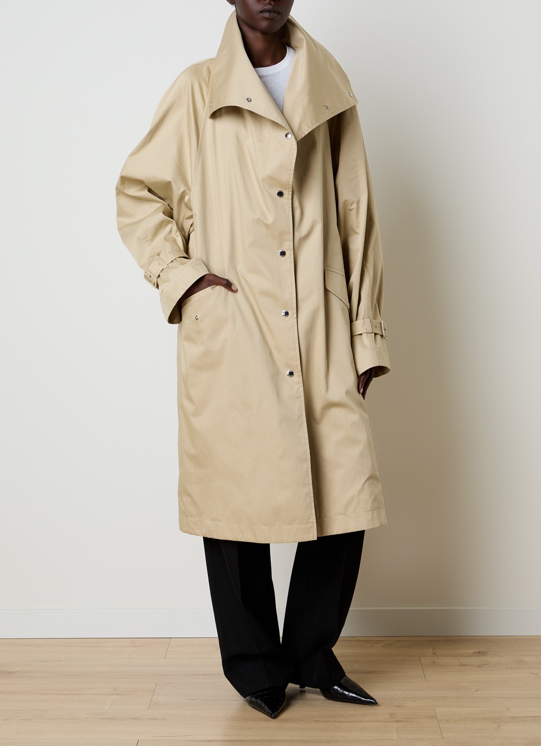 TOTEME Oversized trenchcoat met klepzakken en opstaande kraag - detail 4 beige