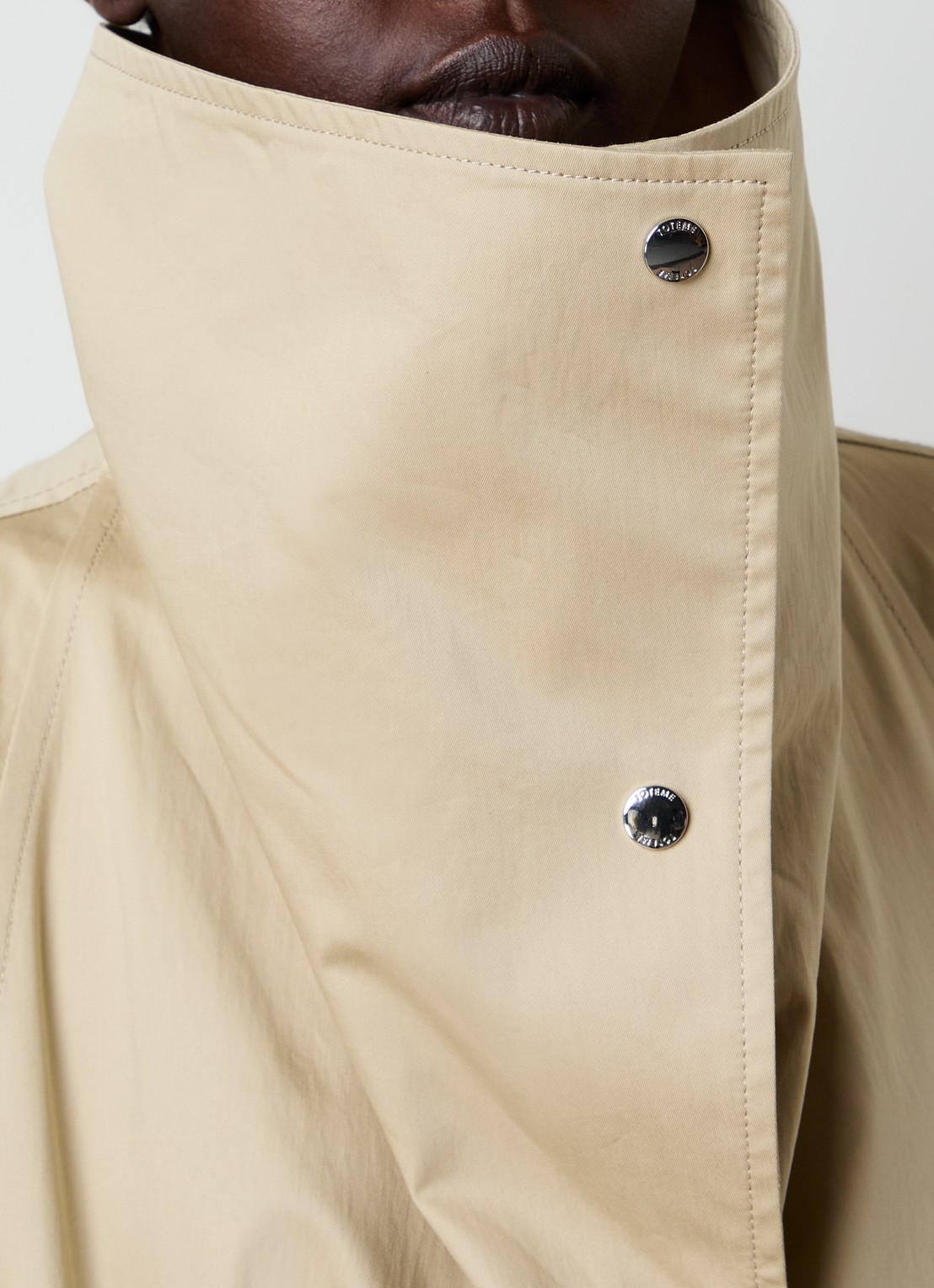 TOTEME Oversized trenchcoat met klepzakken en opstaande kraag - detail 6 beige