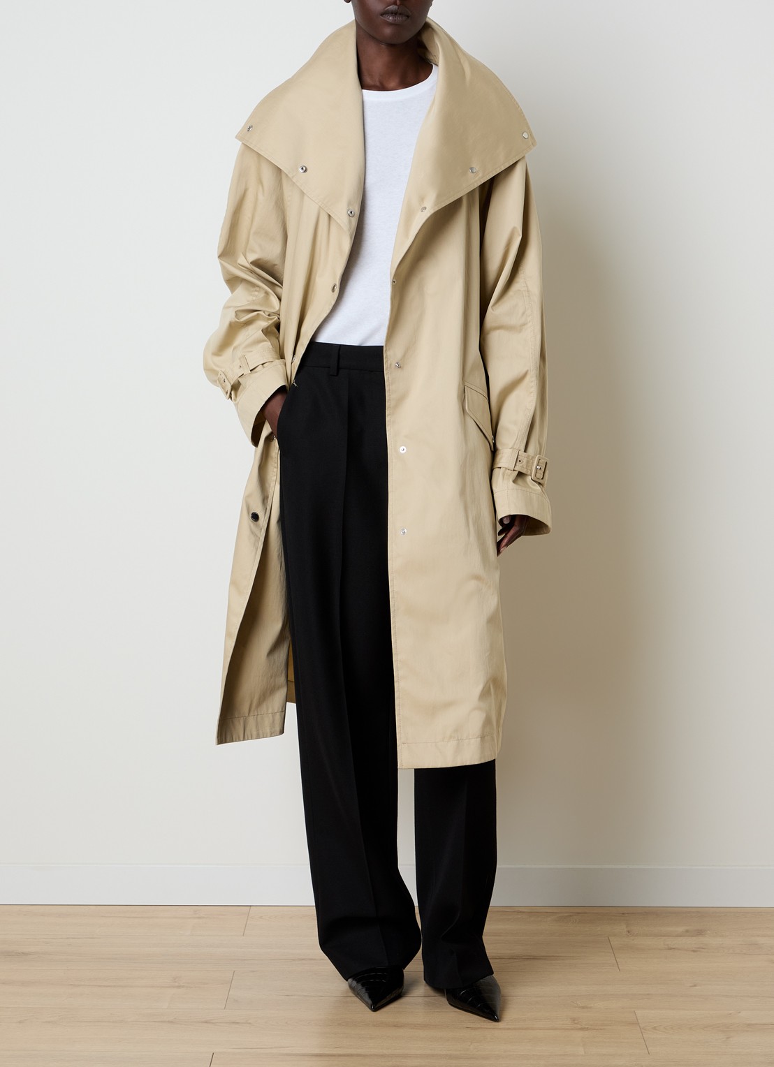 TOTEME Oversized trenchcoat met klepzakken en opstaande kraag - voorkant 2 beige