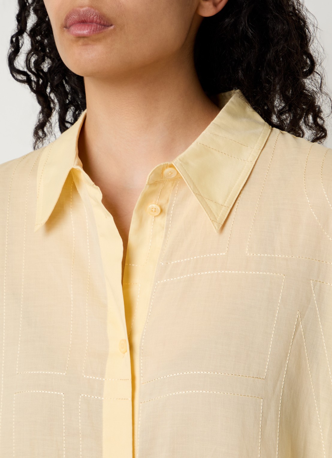 TOTEME Semi-transparante longline blouse  - detail 4 lichtgeel