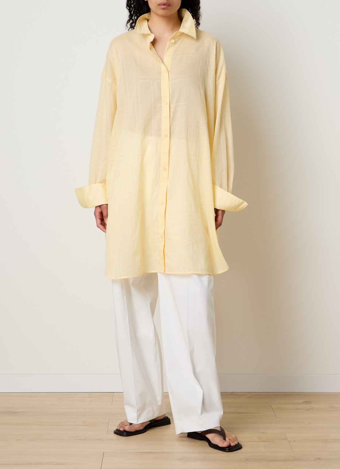 TOTEME Semi-transparante longline blouse  - voorkant 2 lichtgeel