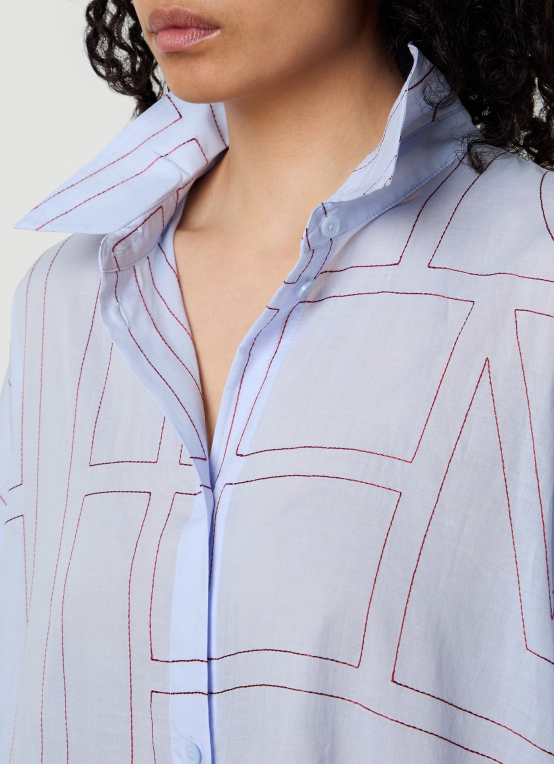 TOTEME Semi-transparante longline blouse  - detail 2 lichtblauw