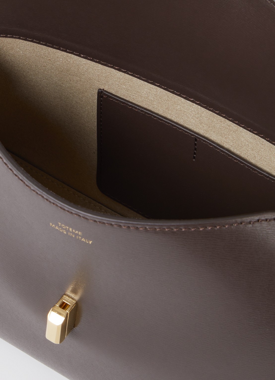 TOTEME T-Lock clutch van leer met afneembare schouderriem - detail 2 donkerbruin