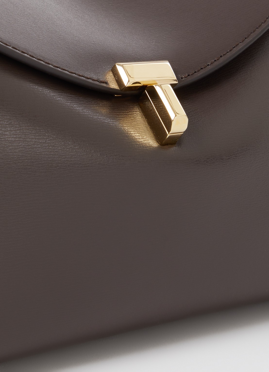 TOTEME T-Lock clutch van leer met afneembare schouderriem - detail 4 donkerbruin