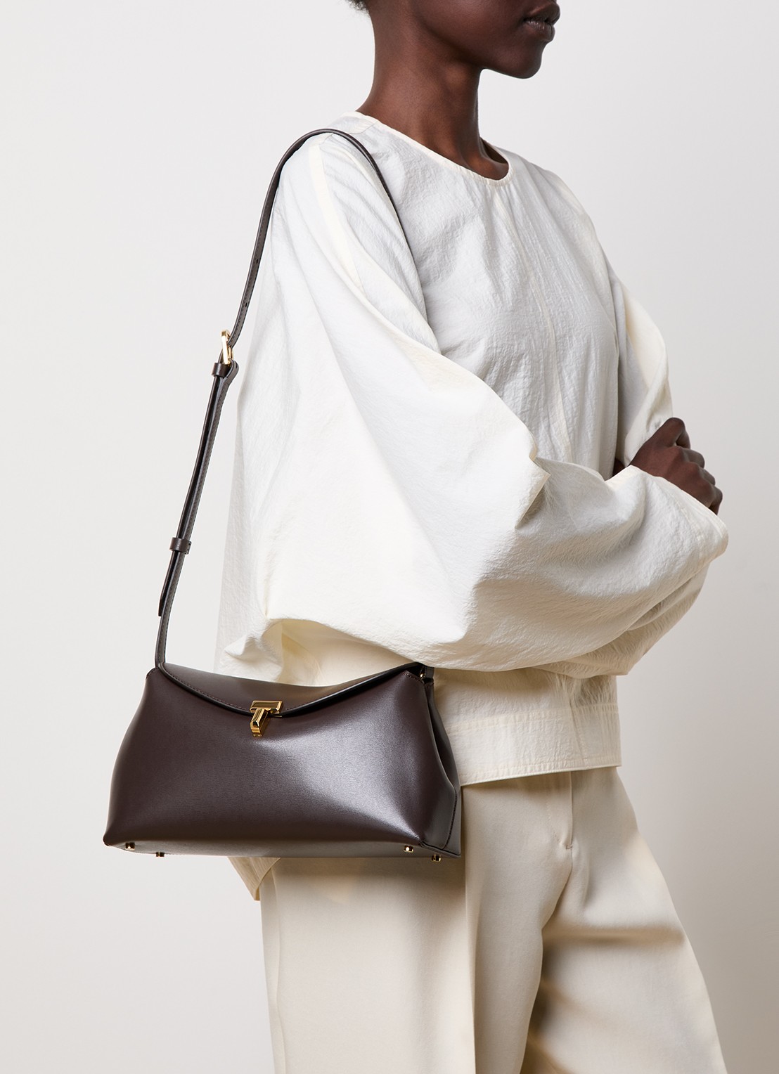 TOTEME T-Lock clutch van leer met afneembare schouderriem - voorkant 6 donkerbruin