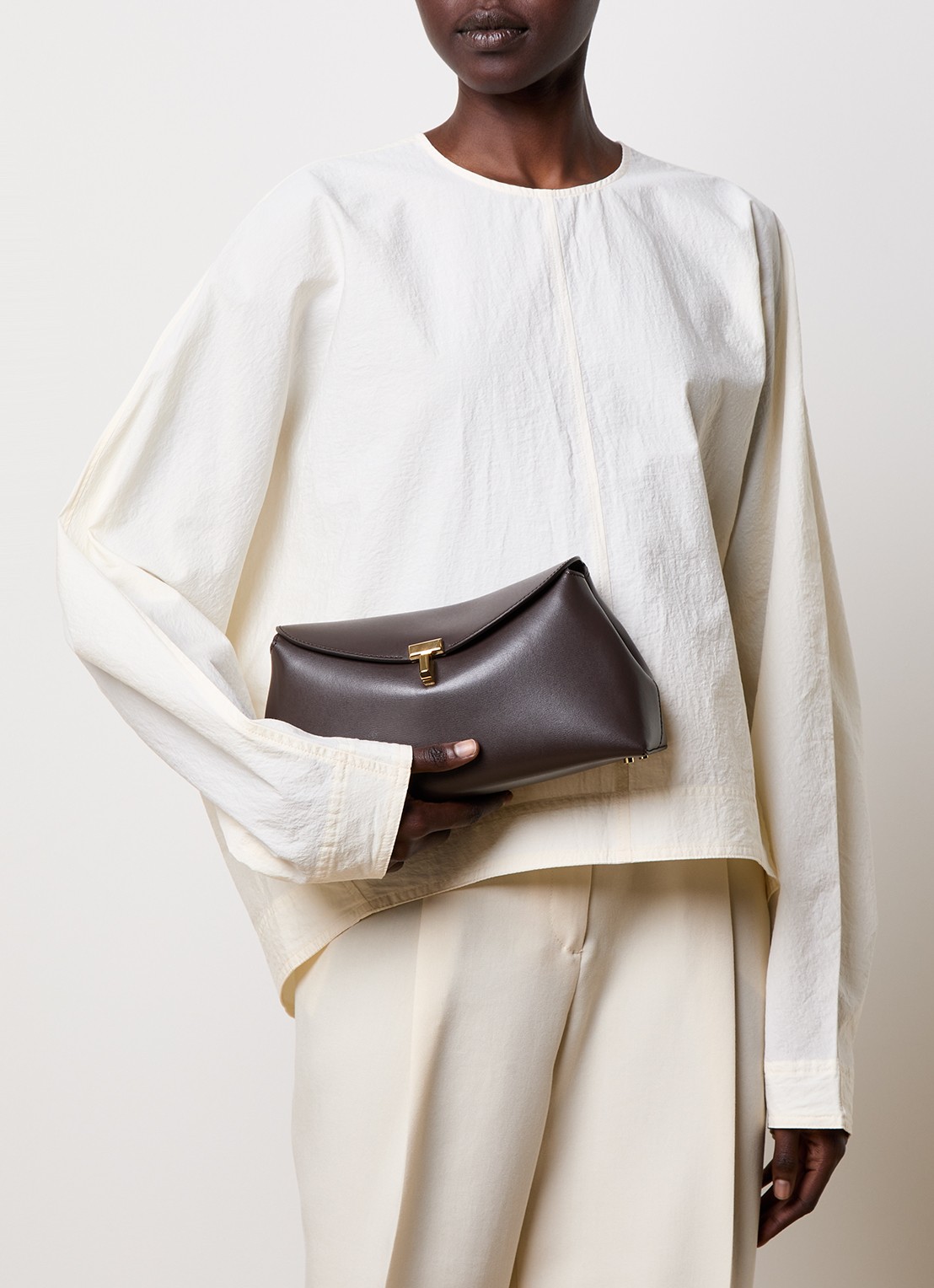 TOTEME T-Lock clutch van leer met afneembare schouderriem - voorkant 7 donkerbruin