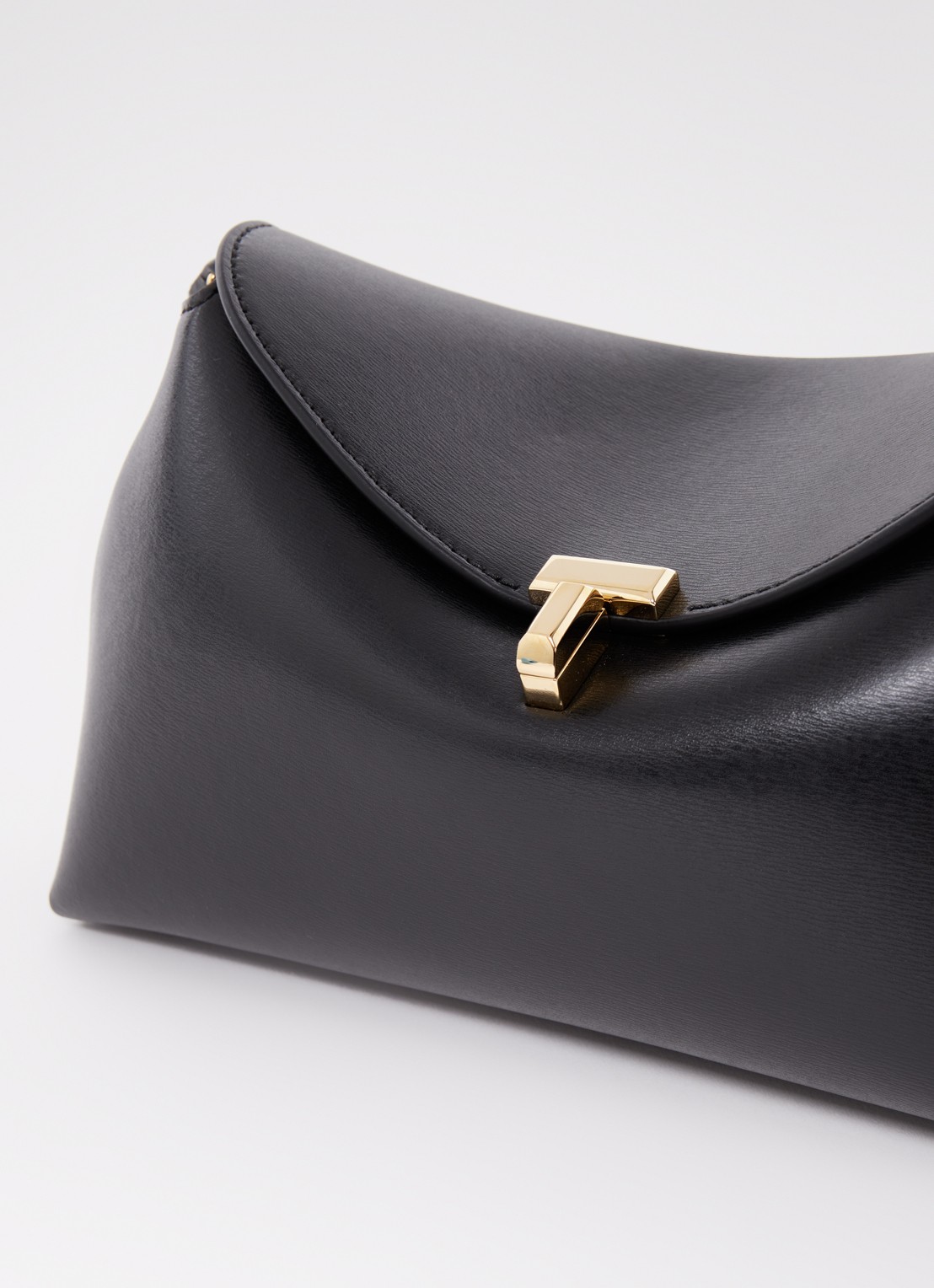 TOTEME T-Lock clutch van leer - detail 5 zwart