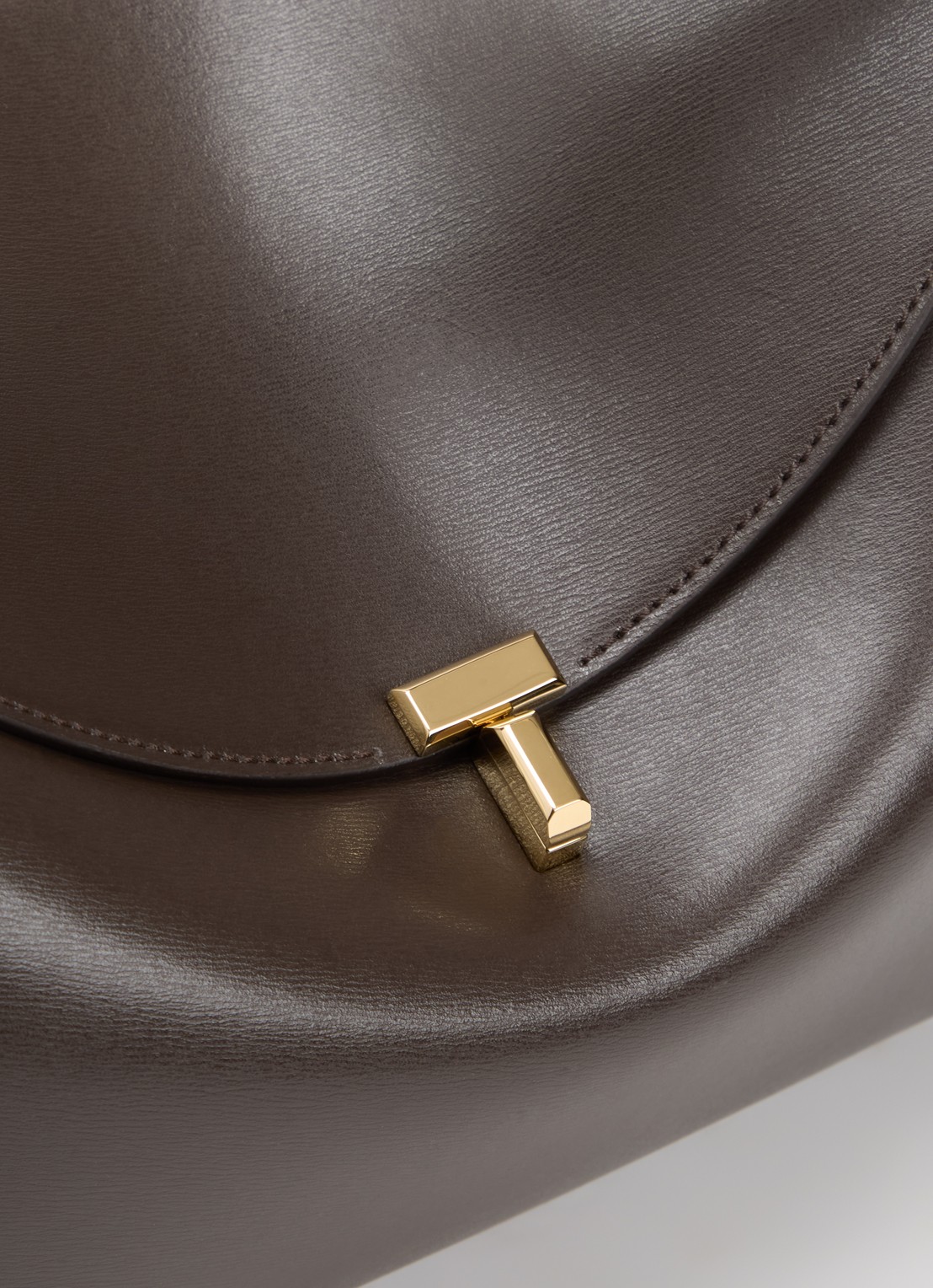 TOTEME T-Lock handtas van leer met afneembare schouderriem - detail 4 bruin