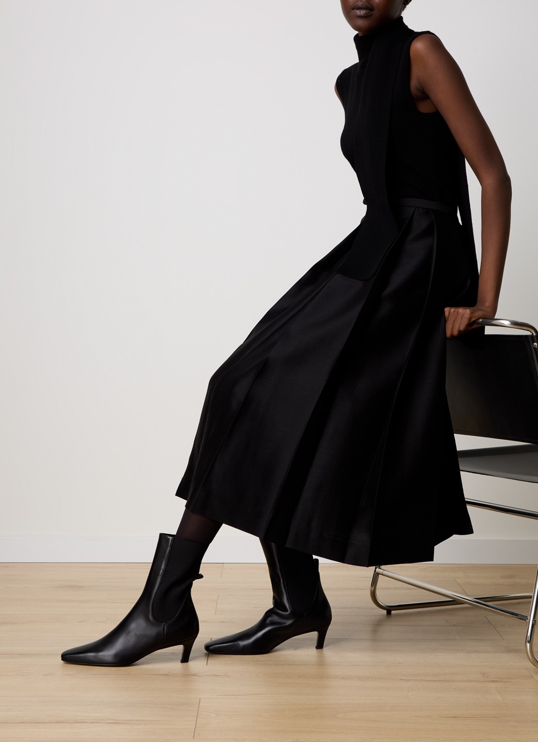 TOTEME The Mid Heel enkellaarsje van leer - voorkant 5 zwart