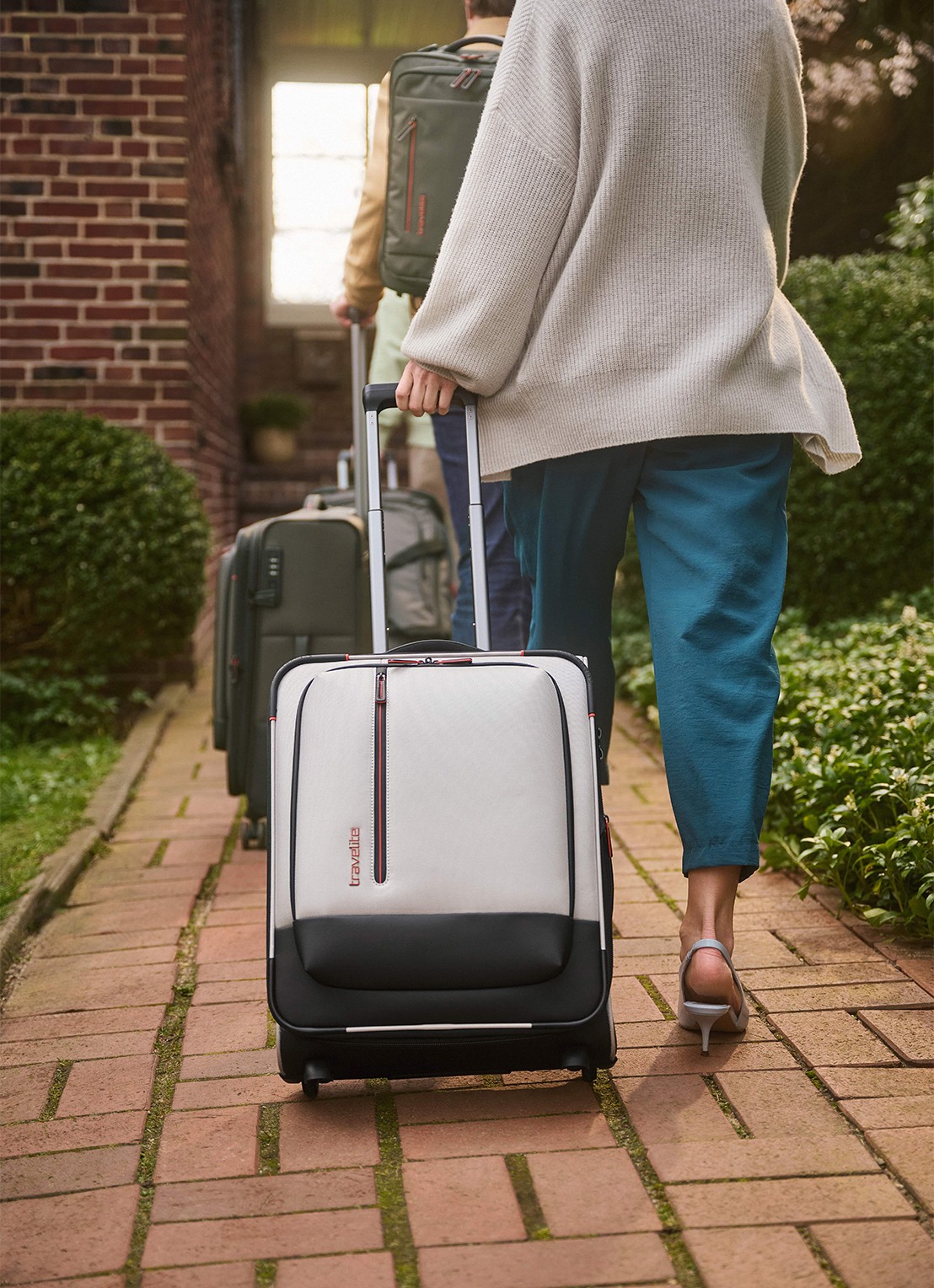 Travelite Crosslite 5.0 L vergrootbare spinner 77 cm - voorkant 2 zwart