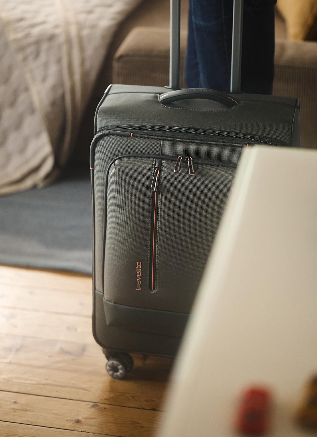 Travelite Crosslite 5.0 M vergrootbare spinner 66 cm - voorkant 3 olijfgroen