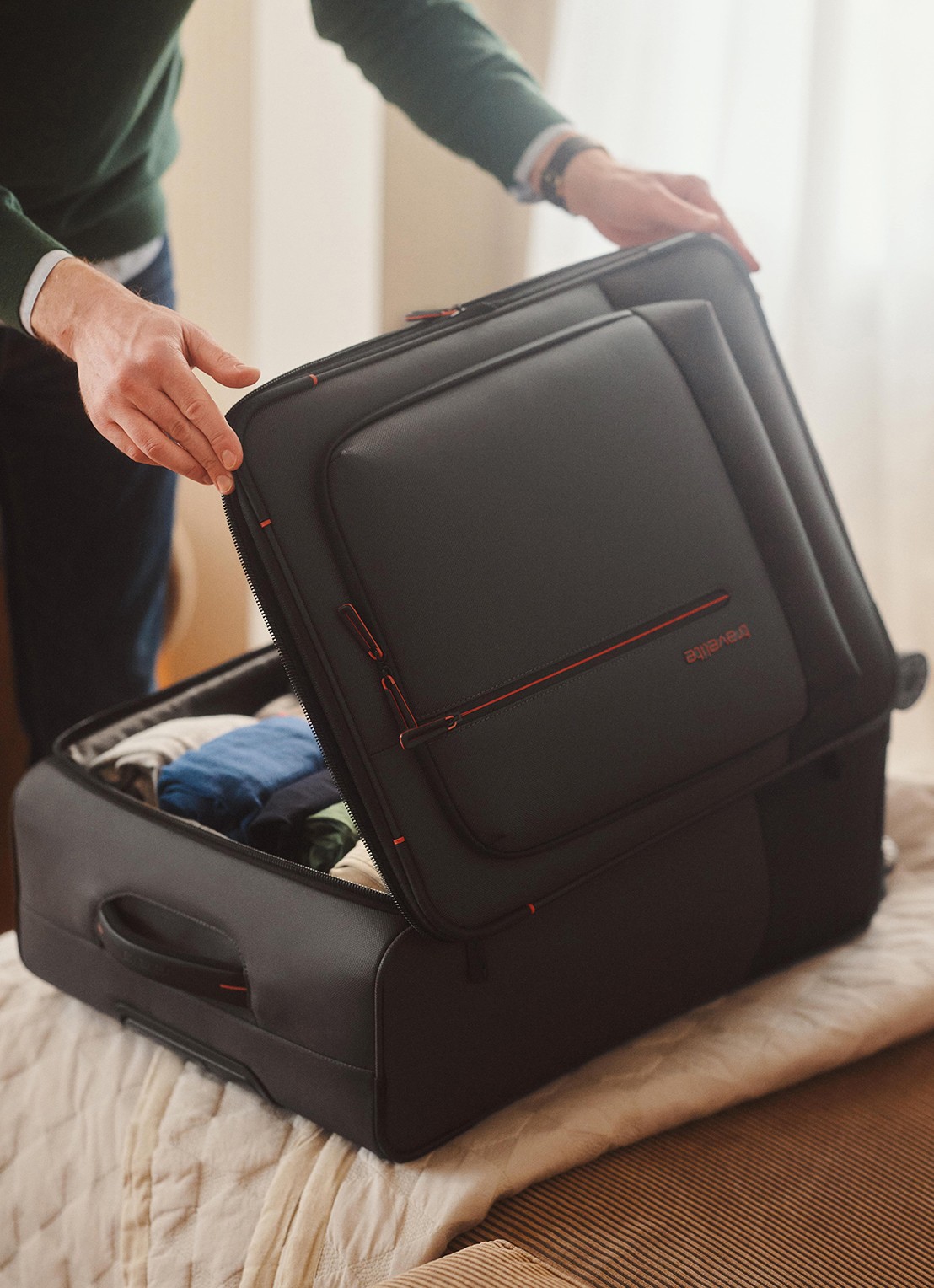 Travelite Crosslite 5.0 S spinner 55 cm - voorkant 3 olijfgroen